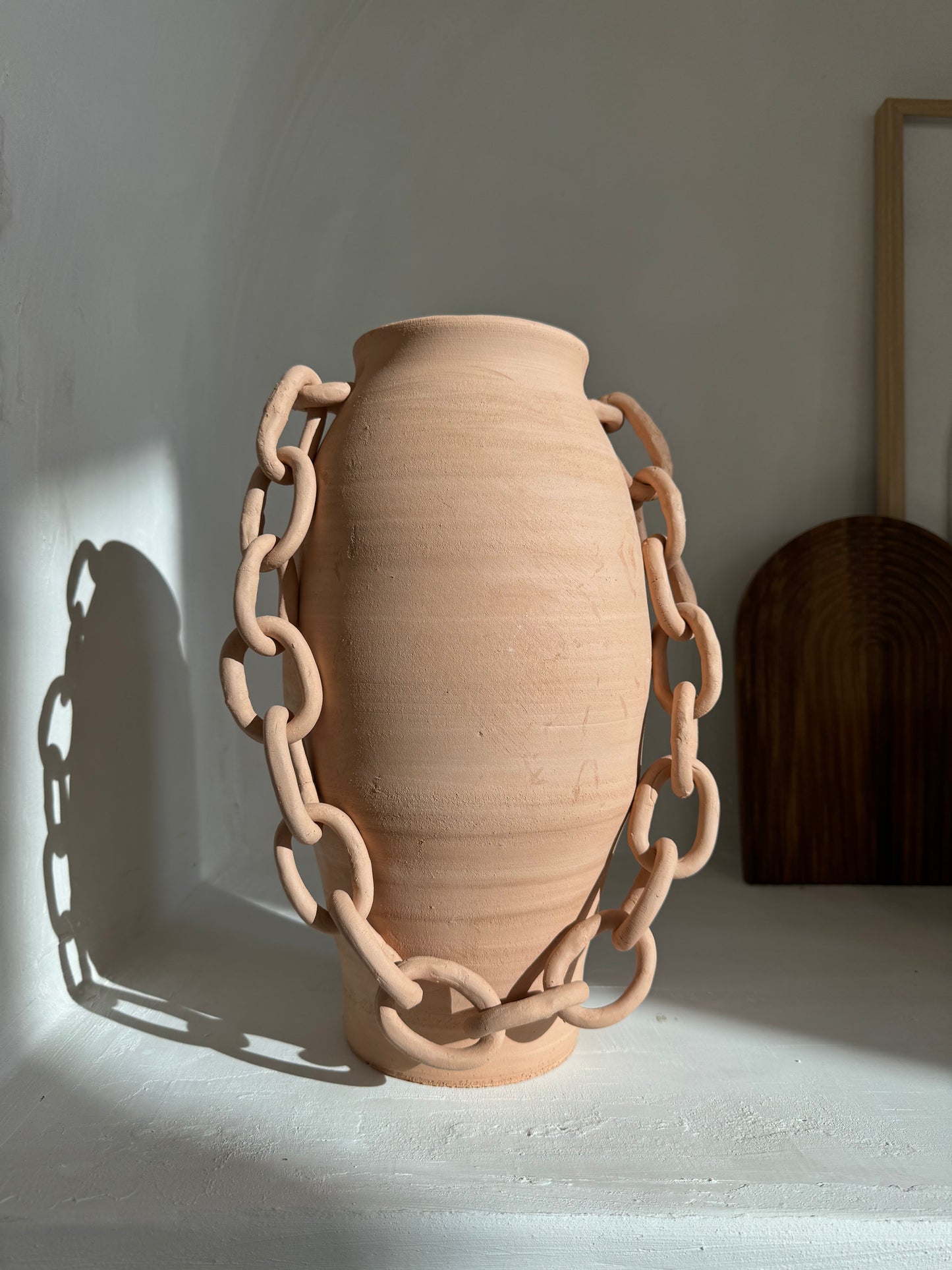 Terracotta vaas met ketting
